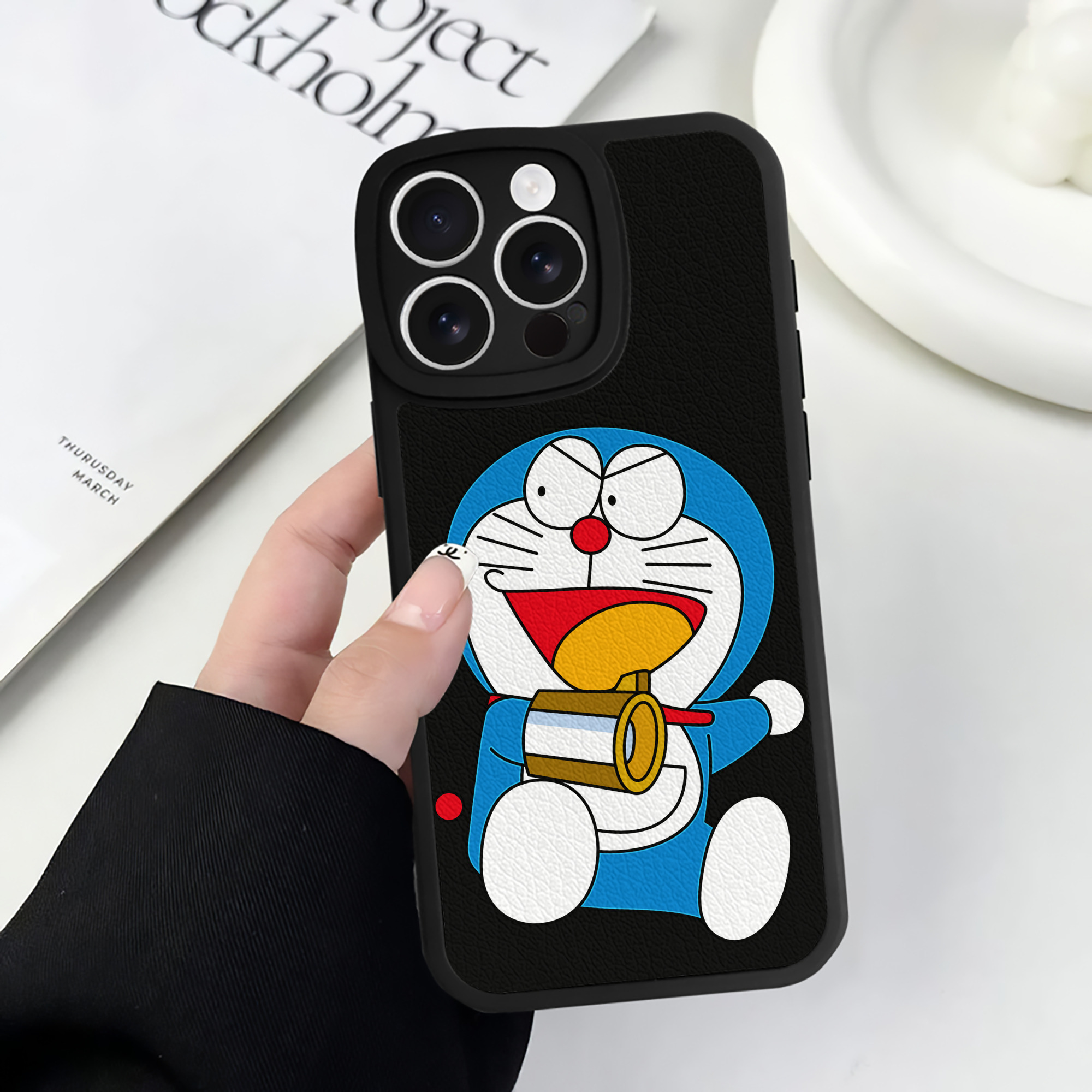（画像用） ドラえもん Doraemon 【iPhone 16シリーズ対応】シリコンスマホケース（レザー調） 材質：シリコン